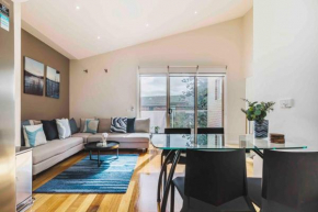 Coastal Escape, Townhouse Steps from the Sea, Edithvale